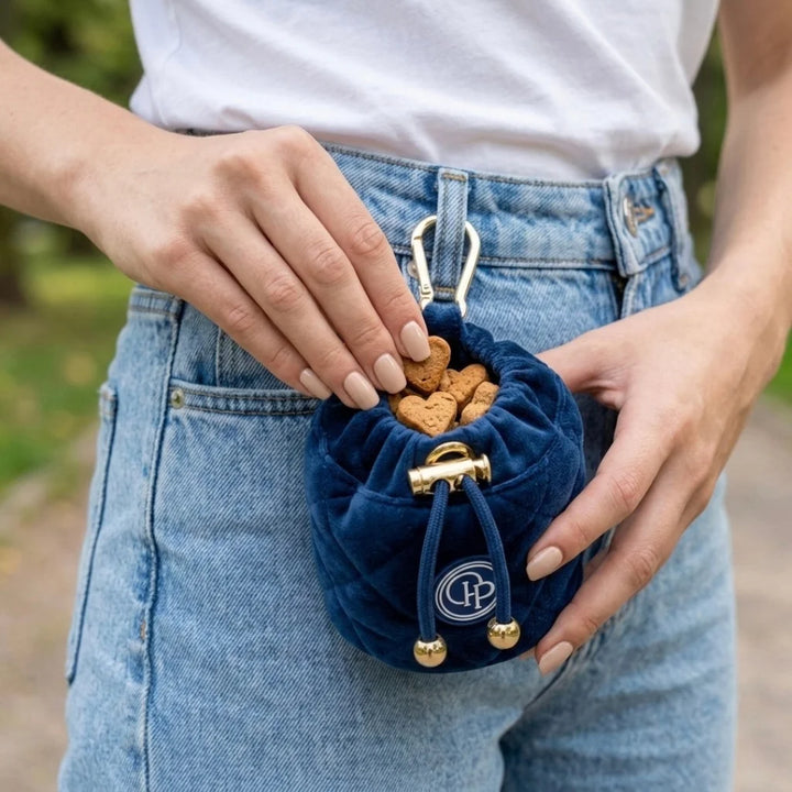 Welurowa saszetka na smaczki dla psa - granatowa