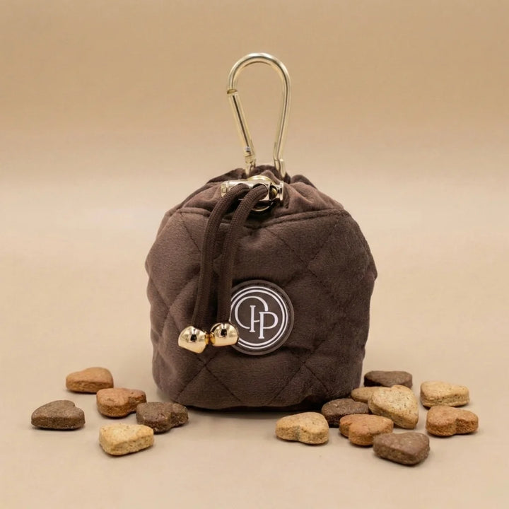 Welurowa saszetka na smaczki dla psa - brązowa