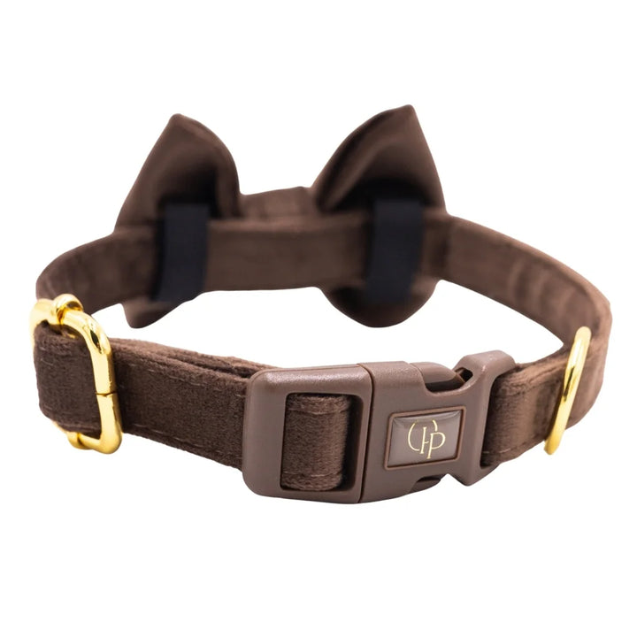 Welurowa obroża z muszką dla psa – brązowa