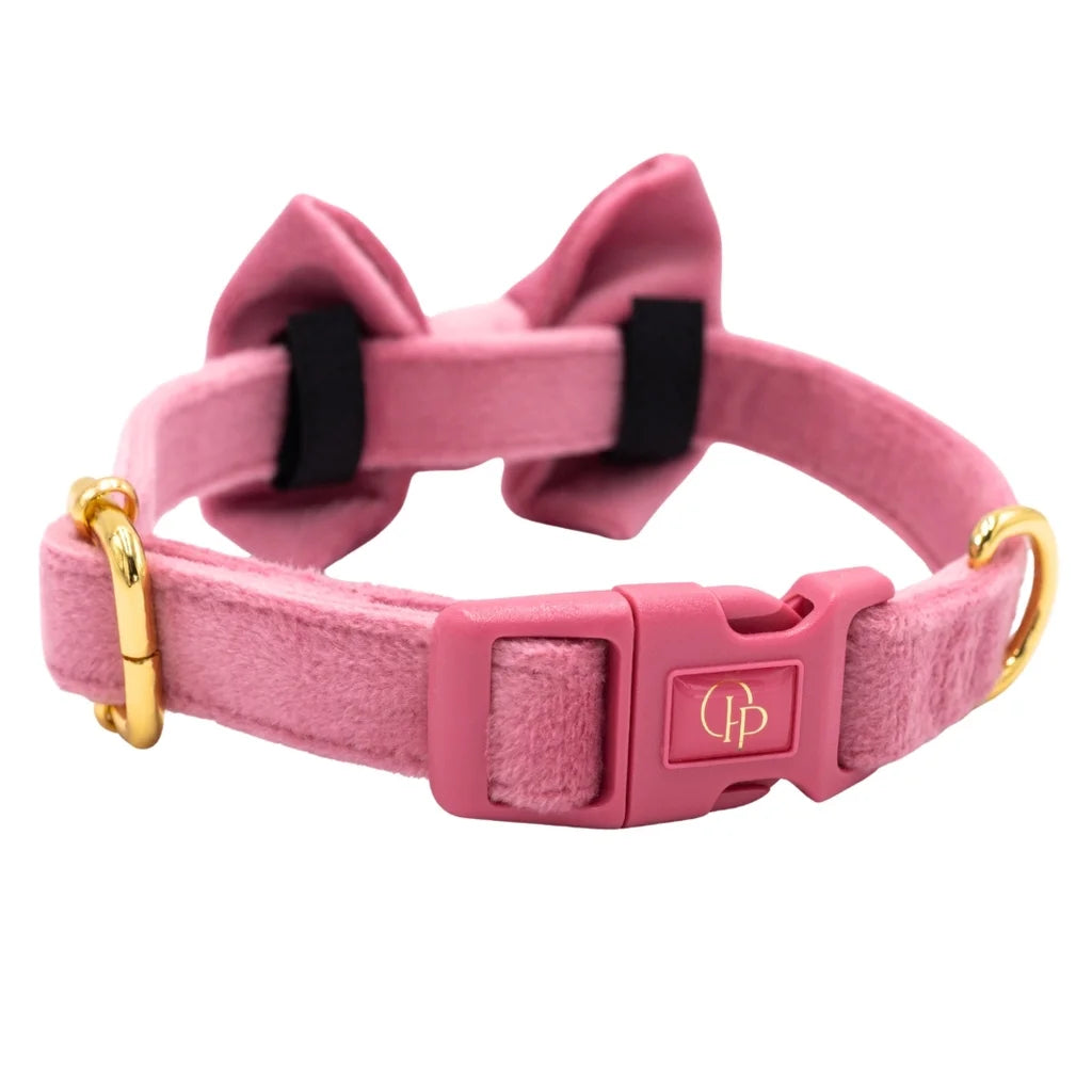Welurowa obroża z muszką dla psa – różowa
