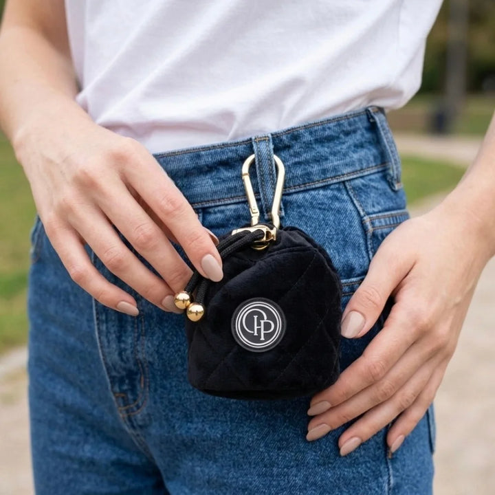 Welurowa saszetka na smaczki dla psa - czarna