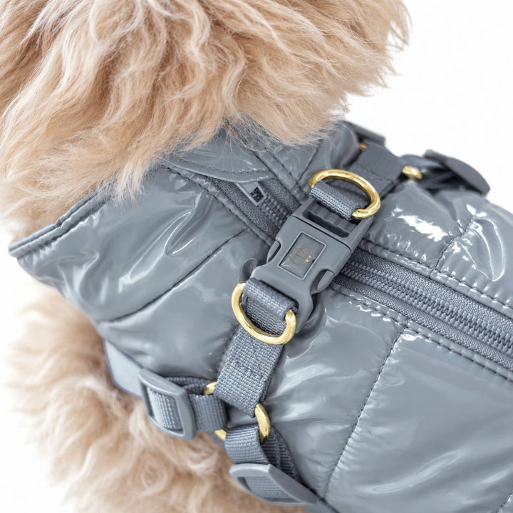 Kurtka dla psa zimowa 2w1 ocieplana wodoodporna - Szara – detal szelek i klamry z boku